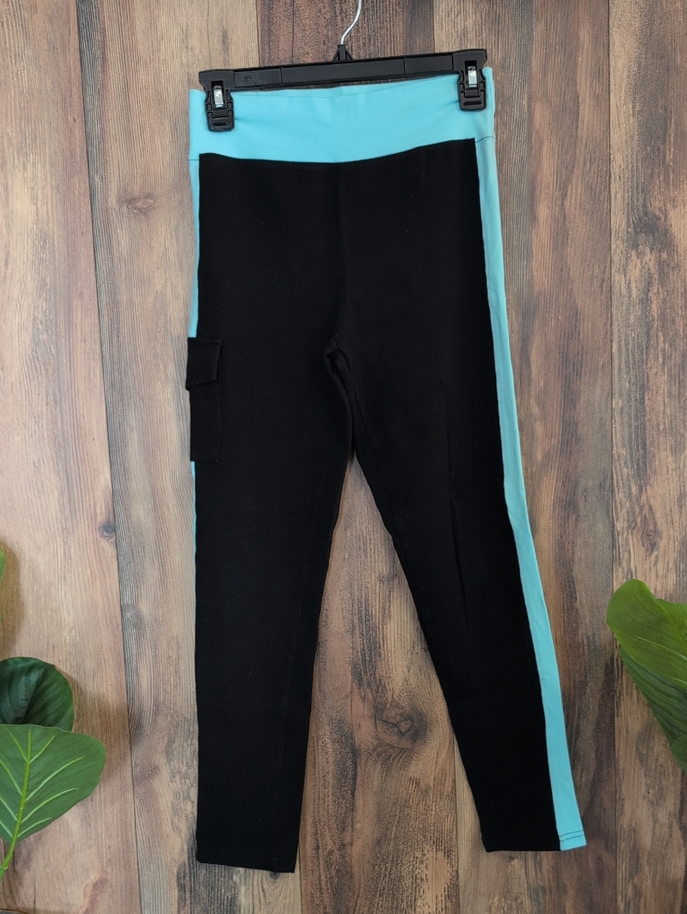 I Love Siz High-Rise Black Crop Leggings with Aqua Side Panels M            M387